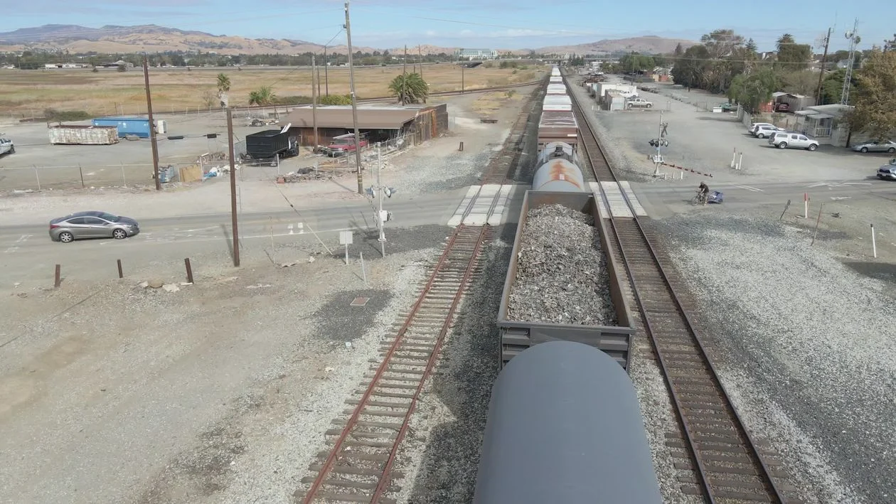 Vista aérea de un tren de carga, utilizada como imagen ferroviaria de contexto.